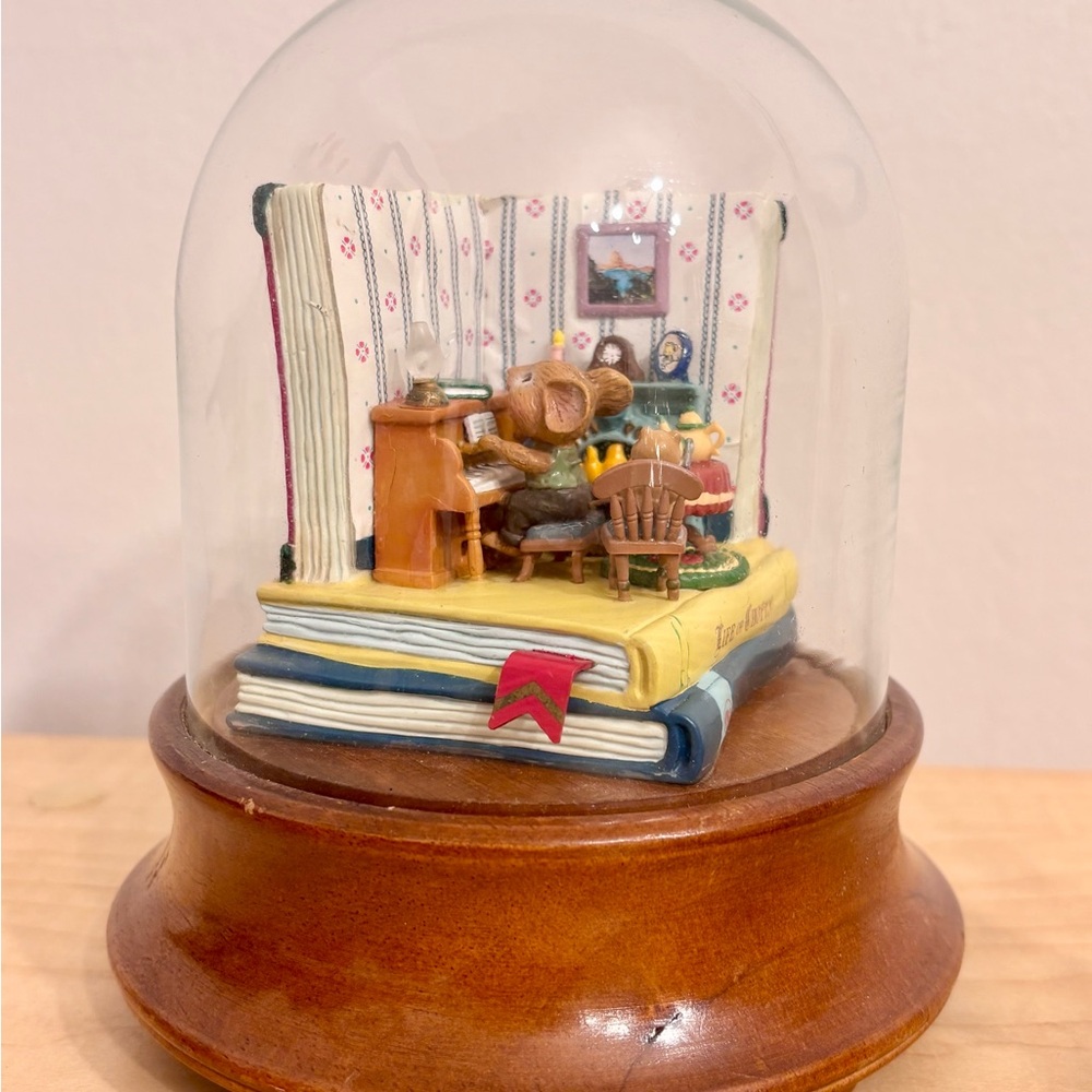 Vtg 1990 Enesco Music Box Mouse House Village Living Room “Home Sweet Home”Piano